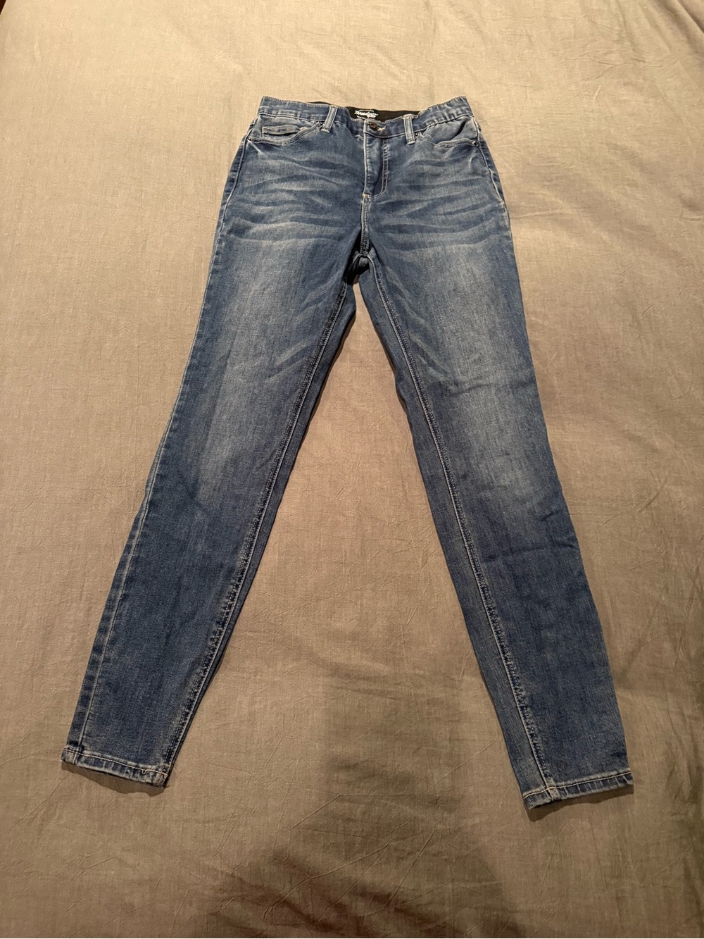 Women’s Skinny Jeans in Medium Blue Wash